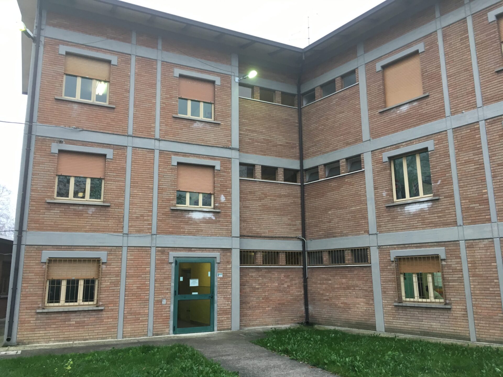 Scuola Media E Palestra Di Luzzara S A Ba R